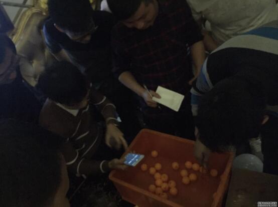 第一個(gè)節(jié)目：筷子夾兵乓球