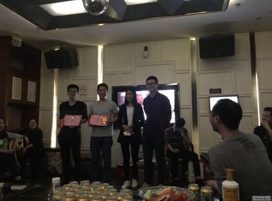 優(yōu)秀員工頒獎(jiǎng)并致辭