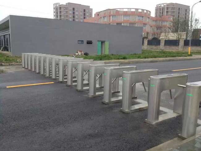 成都捷普工廠通道閘案例 - 中出網(wǎng)-智能出入口與停車充電門戶