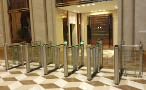 上海蘇寧天御廣場通道閘案例 - 中出網-智能出入口與停車充電門戶