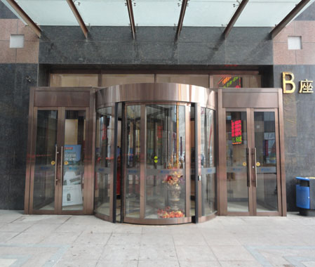 沈陽財富大廈-旋轉(zhuǎn)門案例 - 中出網(wǎng)-智能出入口與停車充電門戶