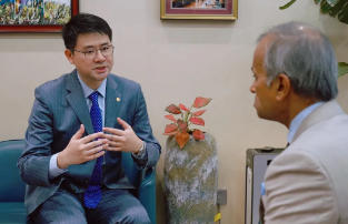 星星充電代表拜訪聯(lián)合國(guó)駐華協(xié)調(diào)員常啟德（Siddharth Chatterjee）先生