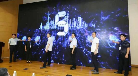  周國青先生與各位領(lǐng)導(dǎo)共同啟動青年創(chuàng)業(yè)者聯(lián)盟