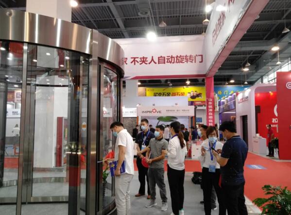 銳澤科技展示其行業(yè)獨(dú)家的兩翼展箱回縮不夾人自動旋轉(zhuǎn)門