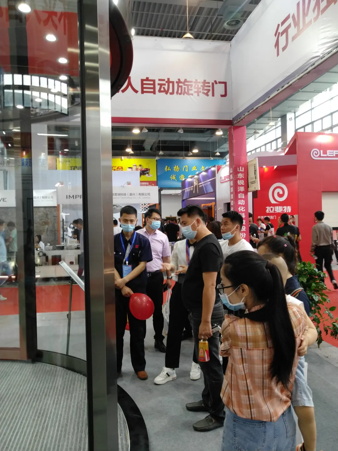 銳澤科技展示其行業(yè)獨(dú)家的兩翼展箱回縮不夾人自動旋轉(zhuǎn)門