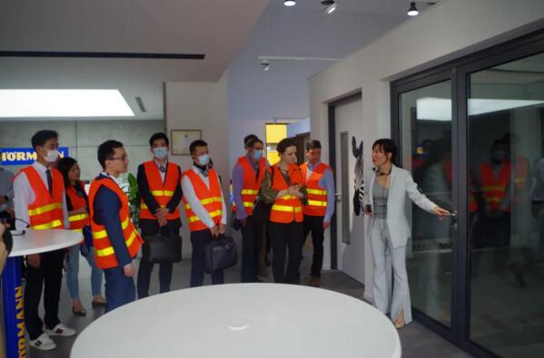 霍曼上海分公司總經(jīng)理王晟雪女士向代表團(tuán)介紹了霍曼