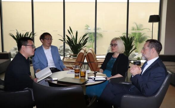 上圖右一為德國(guó)霍曼亞太區(qū)總裁倪譜博士