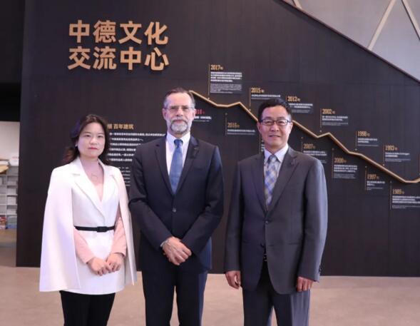 上圖右一為德國(guó)霍曼東南區(qū)銷(xiāo)售總監(jiān)郭永平先生