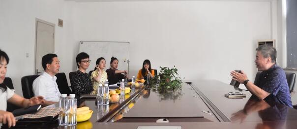 張總在會議室向來訪的領導們介紹