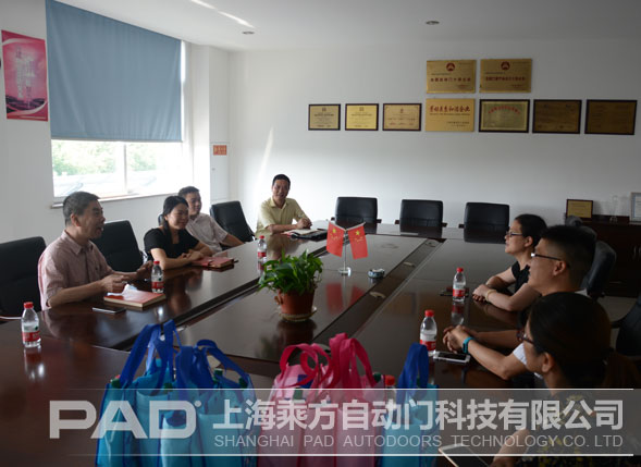 上海華亭鎮(zhèn)黨委顧副書(shū)記一行蒞臨乘方兩翼旋轉(zhuǎn)門(mén)公司慰問(wèn)