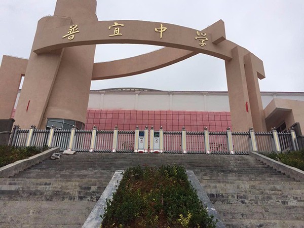 貴陽普宜中學(xué)伸縮門工程案例 - 中出網(wǎng)-智能出入口與停車充電門戶
