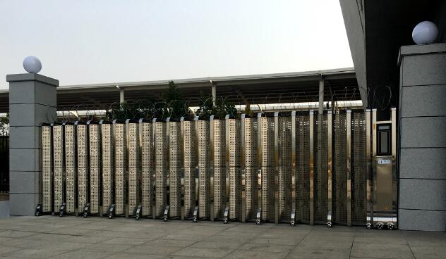 電動(dòng)伸縮門-新鄉(xiāng)東站高鐵站 - 中出網(wǎng)-智能出入口與停車充電門戶