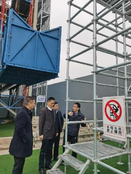 吳小弟書記等領(lǐng)導(dǎo)一行參觀了江蘇國強(qiáng)智能爬架、光伏支架、盤扣腳手架等產(chǎn)品的生產(chǎn)基地和新廠區(qū)建設(shè)現(xiàn)場