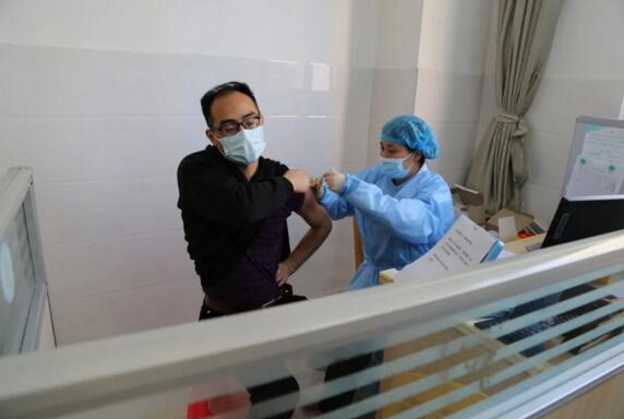 江蘇國(guó)強(qiáng)組織首批員工接種新冠疫苗