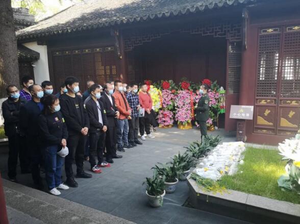 在粟裕同志及夫人的墓碑前，國強(qiáng)人重溫入黨誓言