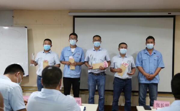 頒發(fā)了獎品和獎金