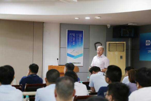 集團(tuán)總裁助理李向春主持會(huì)議