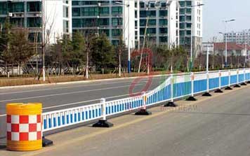 熱鍍鋅靜電噴涂防眩板護(hù)欄