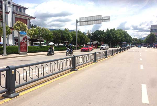 麗江3萬(wàn)8千米護(hù)欄案例 - 中出網(wǎng)-智能出入口與停車充電門戶