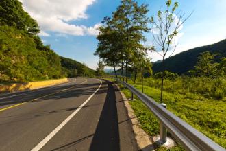 山東省濰坊206國道鍍鋅鋼護(hù)欄案例 - 中出網(wǎng)-智能出入口與停車充電門戶