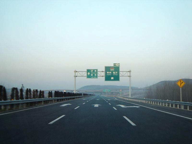 濟青高速改造工程熱鍍鋅護欄案例 - 中出網(wǎng)-智能出入口與停車充電門戶