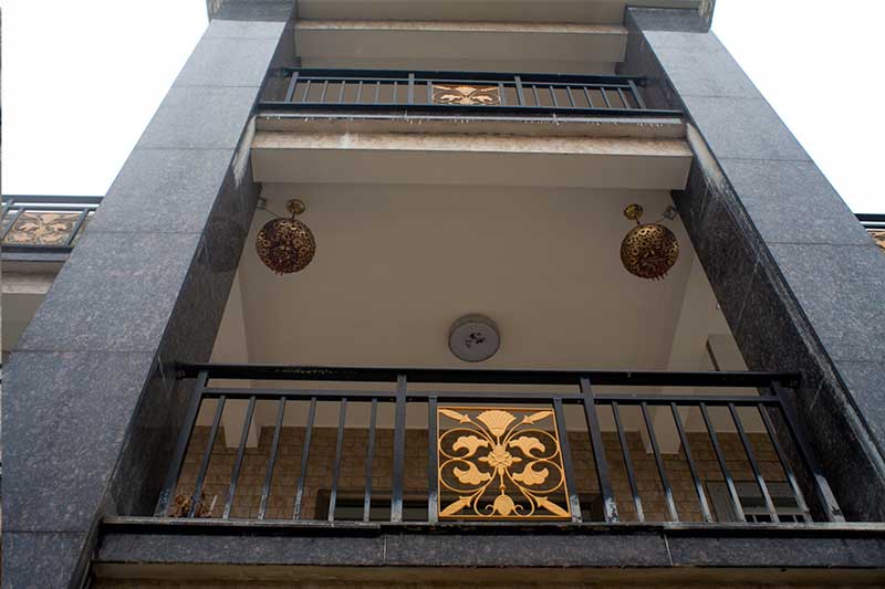 黑紗紋護(hù)欄配金R花藝