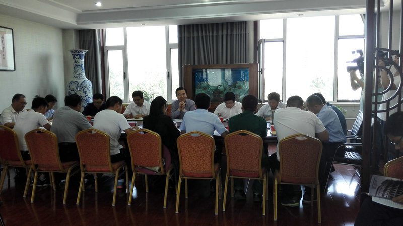 市委書記在金標(biāo)開展“兩學(xué)一用”座談會(huì)