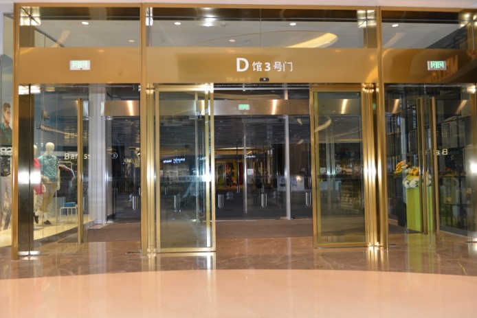 重慶龍湖時(shí)代天街自動(dòng)門(mén)案例 - 中出網(wǎng)-智能出入口與停車(chē)充電門(mén)戶(hù)