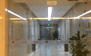 重慶日報自動門案例 - 中出網(wǎng)-智能出入口與停車充電門戶