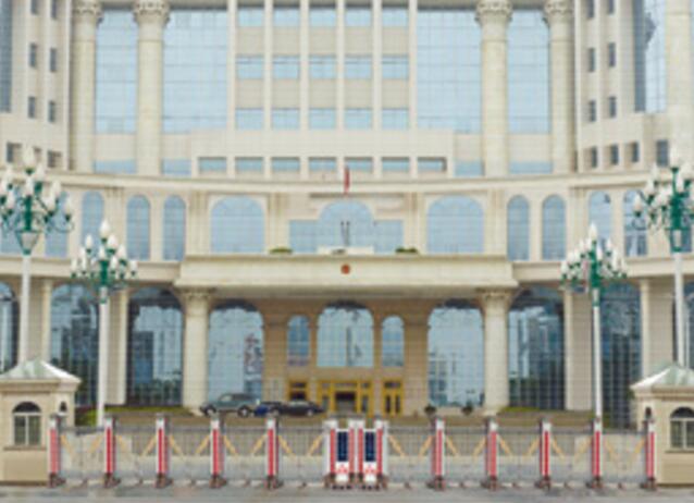 超大門口伸縮門案例 - 中出網(wǎng)-智能出入口與停車充電門戶