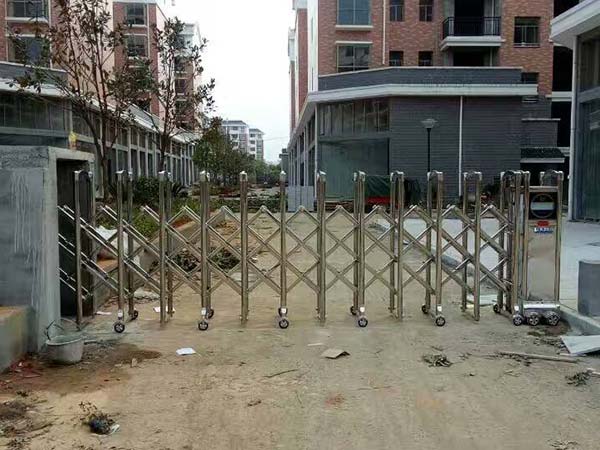 修水縣太陽升鎮(zhèn)第三安置小區(qū)伸縮門案例 - 中出網(wǎng)-智能出入口與停車充電門戶