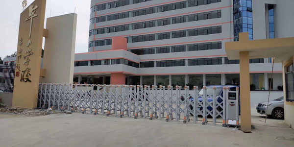 貴陽(yáng)安順華人學(xué)校伸縮門案例 - 中出網(wǎng)-智能出入口與停車充電門戶