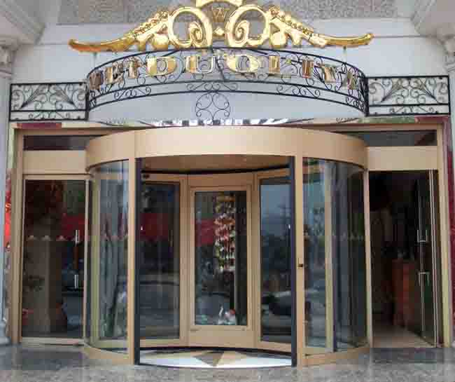 三翼自動(dòng)旋轉(zhuǎn)門（帶展箱氟碳噴涂）