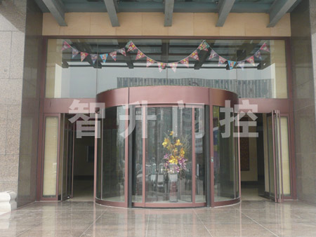 齊都國(guó)際售樓中心旋轉(zhuǎn)門(mén)案例 - 中出網(wǎng)-智能出入口與停車(chē)充電門(mén)戶(hù)