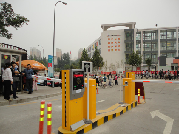 濟(jì)南市陽關(guān)小學(xué)道閘案例 - 中出網(wǎng)-智能出入口與停車充電門戶