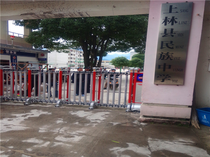 上林縣民族中學(xué)伸縮門案例 - 中出網(wǎng)-智能出入口與停車充電門戶