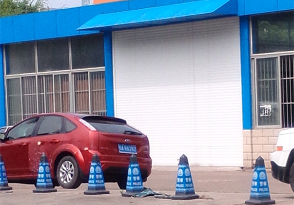 廣西車管所大型鋁合金卷簾門案例 - 中出網(wǎng)-智能出入口與停車充電門戶