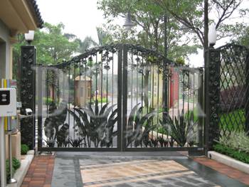 菊城建華花園平開門機安裝 - 中出網(wǎng)-智能出入口與停車充電門戶