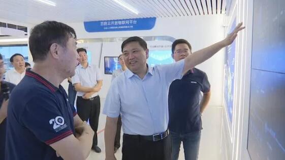 市委常委、市委組織部部長李鎮(zhèn)發(fā)詳細了解百勝基于出入口人車智慧管理的系統(tǒng)解決方案