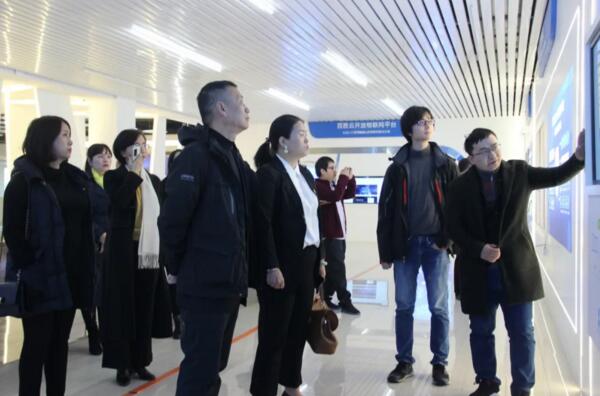 江西省通信學會領導一行在劉子堯副總經理及相關部門負責人的陪同下參觀了公司展廳