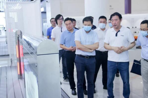 領導一行充分肯定安全屏蔽門對交通管制的應用作用