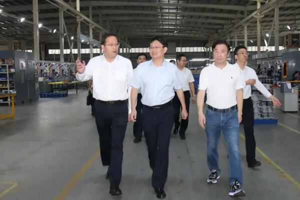 市長(zhǎng)萬(wàn)廣明一行參觀百勝生產(chǎn)車(chē)間