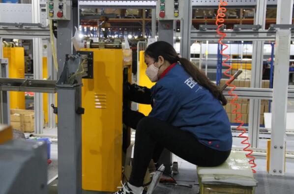 百勝生產線上的人員