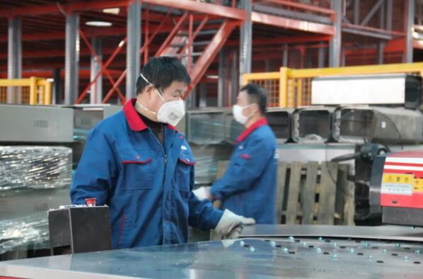 百勝生產線上的人員