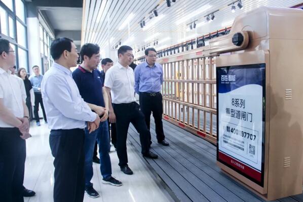 縣委書記熊運(yùn)浪了解重型道閘門系列的市場應(yīng)用情況