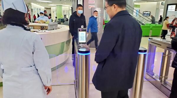 百勝智能提供的通道擺閘及健康碼人臉測溫識別一體機解決方案