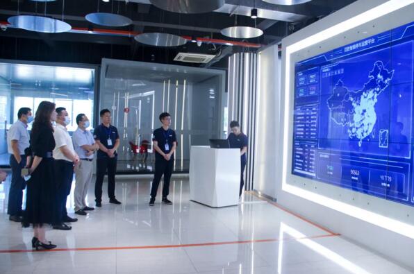 領(lǐng)導(dǎo)一行聆聽(tīng)講解員介紹百勝城市級(jí)智慧停車管理平臺(tái)