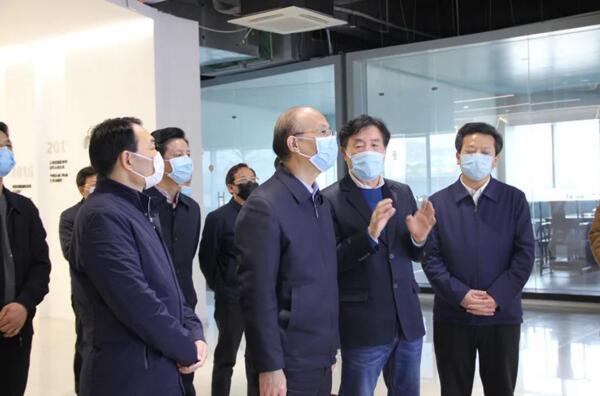 省委常委、副省長吳曉軍聽取劉潤根介紹公司“智慧工廠”建設