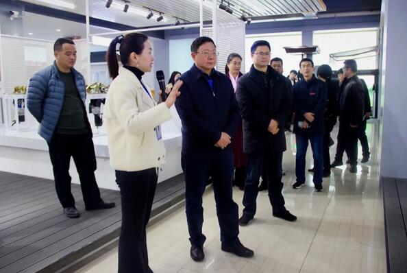 南航黨委領導一行在“平安校園”場景展示區(qū)駐足、問詢