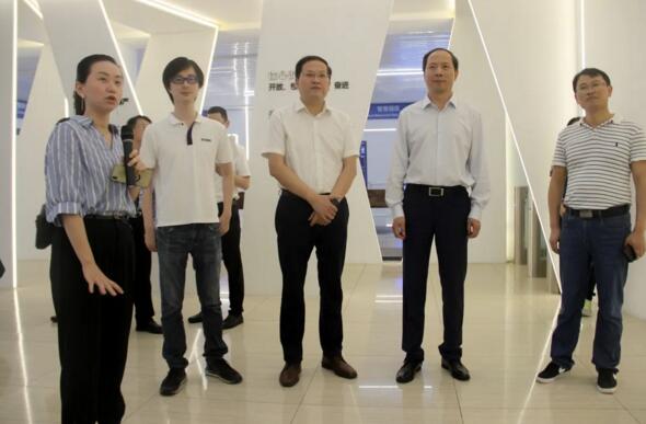 省商務(wù)廳廳長(zhǎng)謝一平一行了解百勝發(fā)展歷程